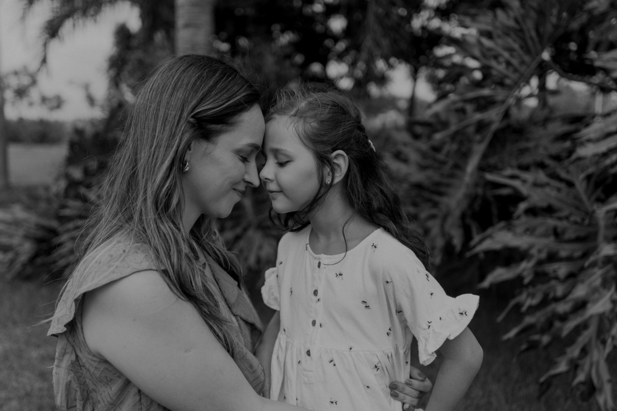 ensaio de família externo final de tarde local arborizado com dois filhos