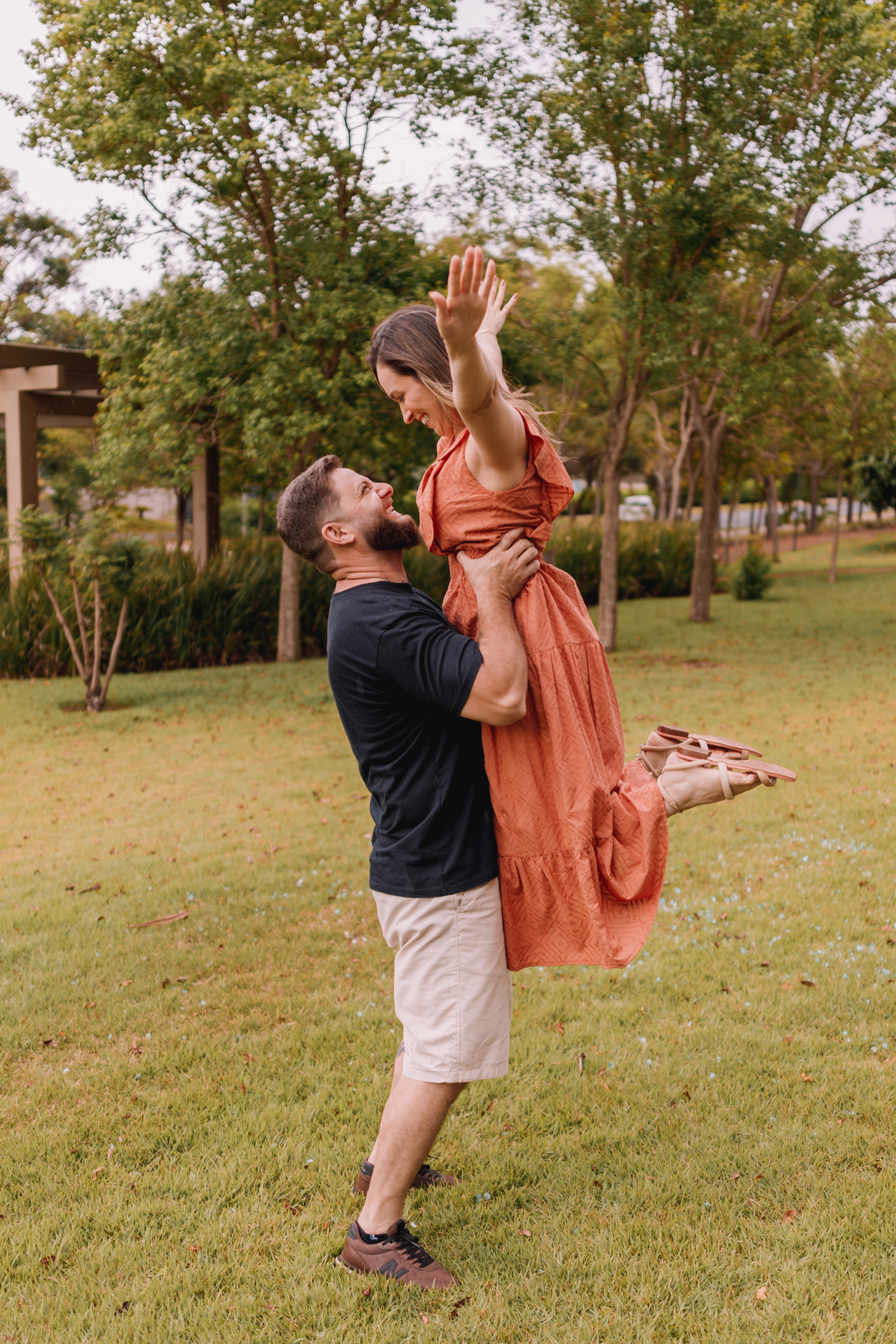 ensaio de família externo final de tarde local arborizado com dois filhos