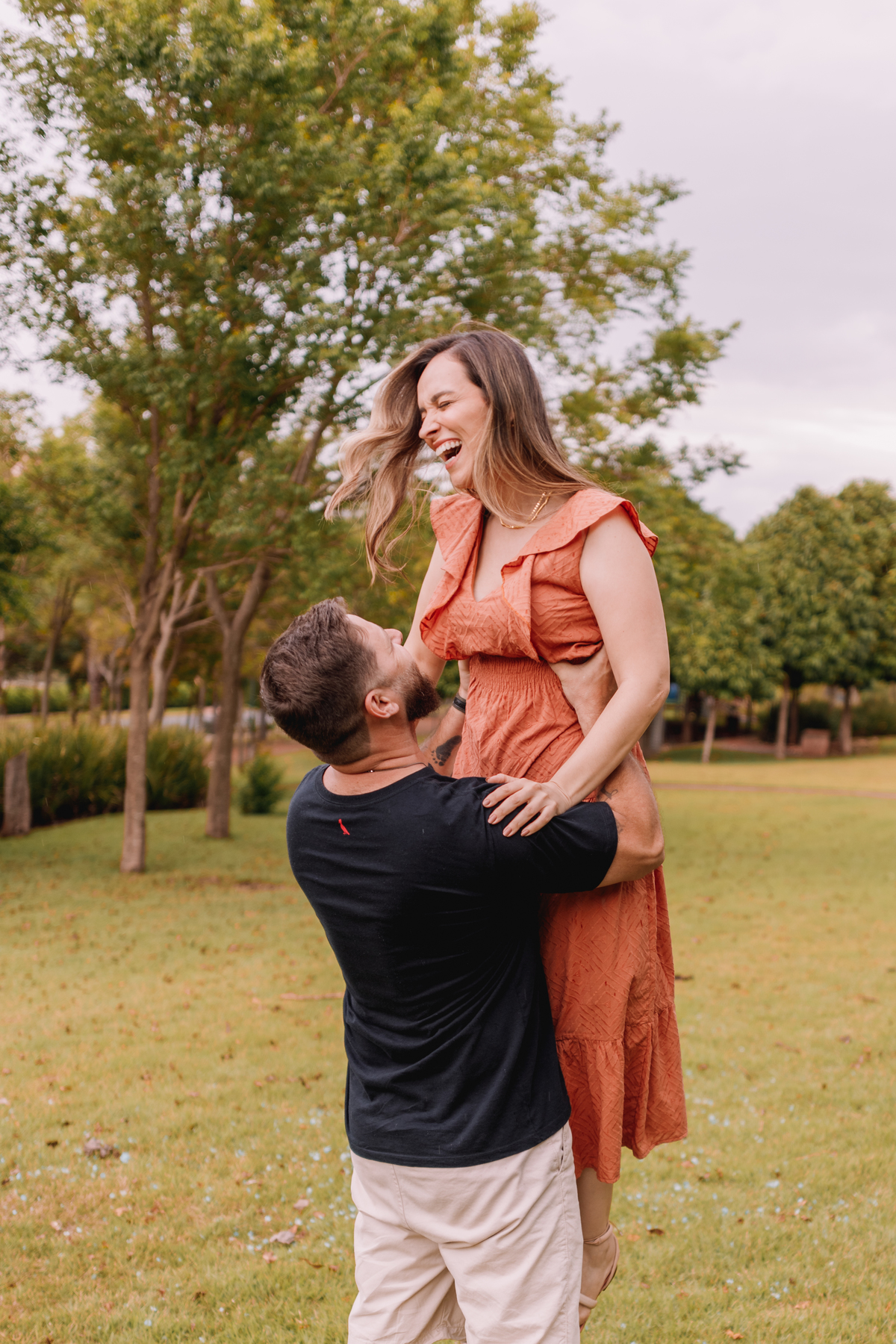 ensaio de família externo final de tarde local arborizado com dois filhos
