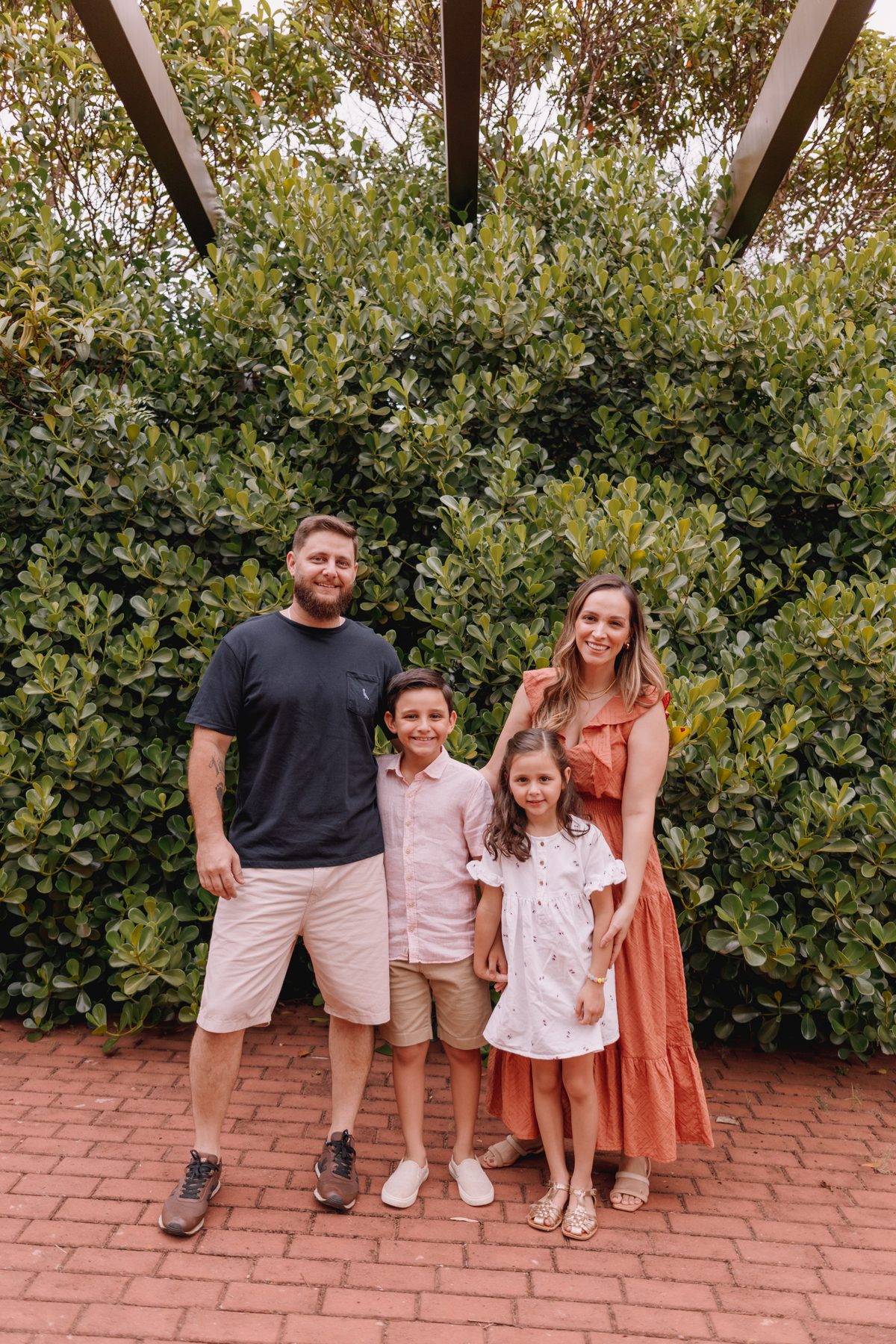 ensaio de família externo final de tarde local arborizado com dois filhos