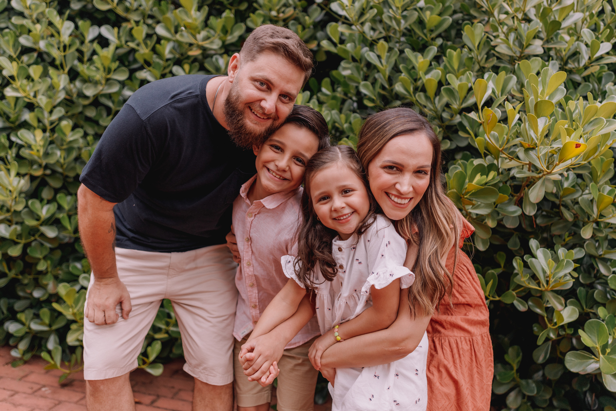 ensaio de família externo final de tarde local arborizado com dois filhos