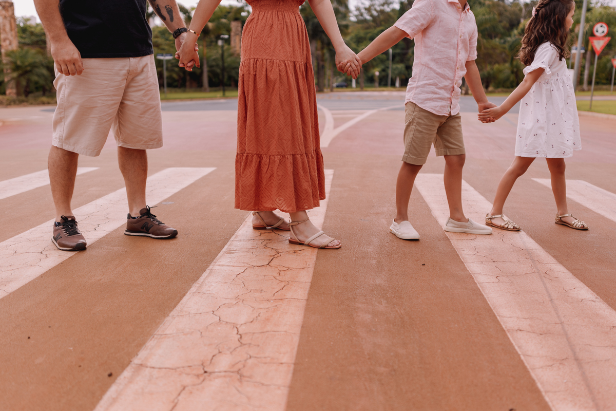 ensaio de família externo final de tarde local arborizado com dois filhos
