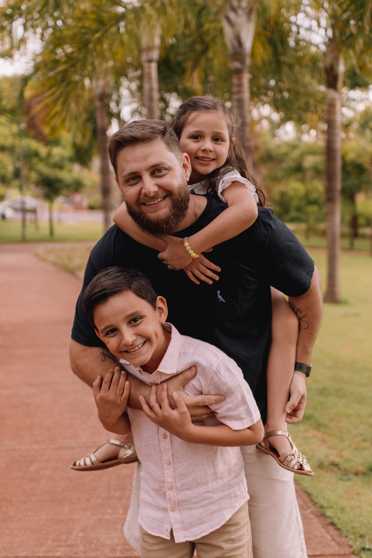 ensaio de família externo final de tarde local arborizado com dois filhos