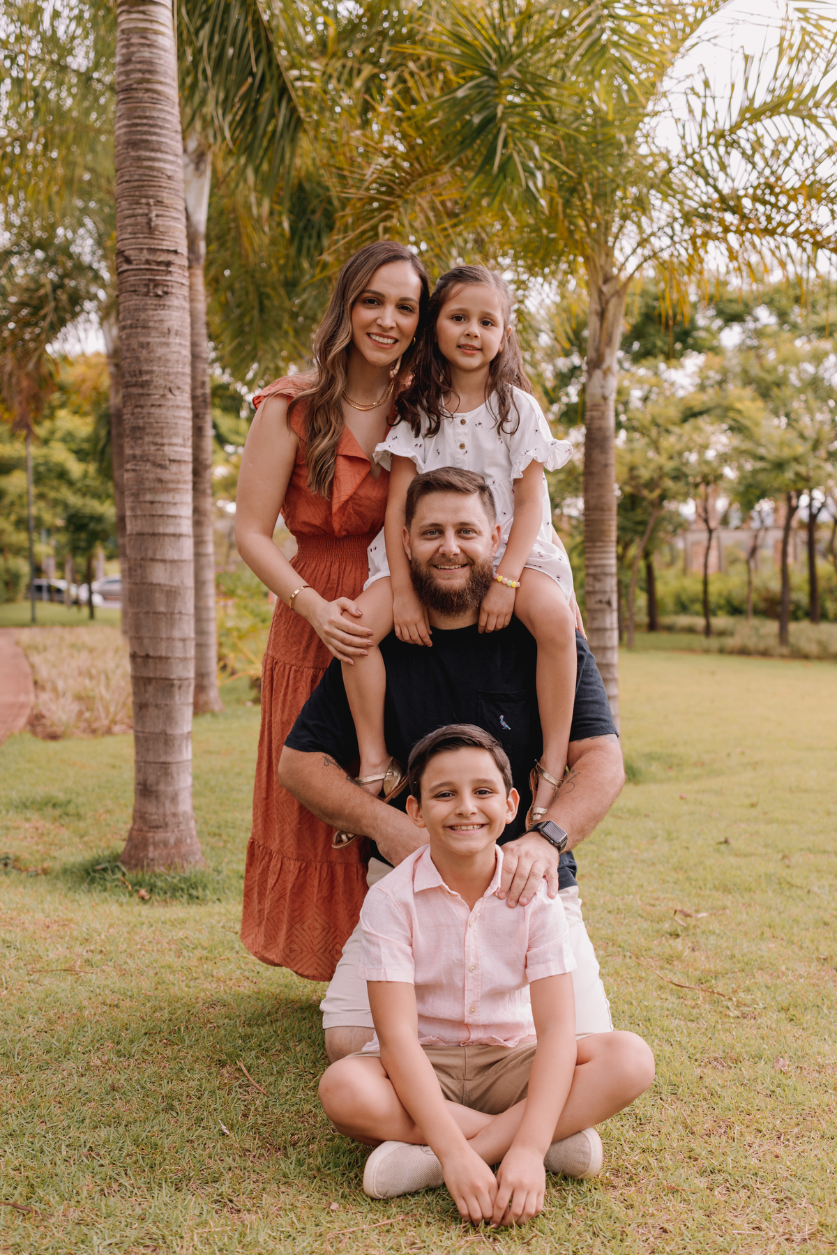 ensaio de família externo final de tarde local arborizado com dois filhos