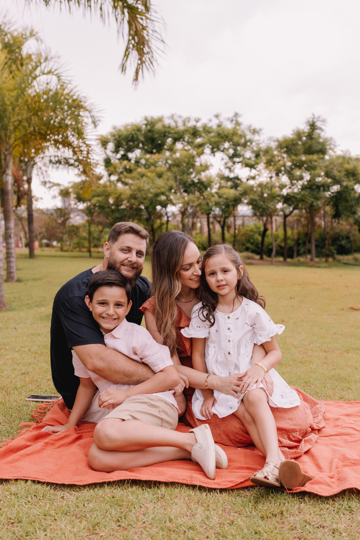 ensaio de família externo final de tarde local arborizado com dois filhos