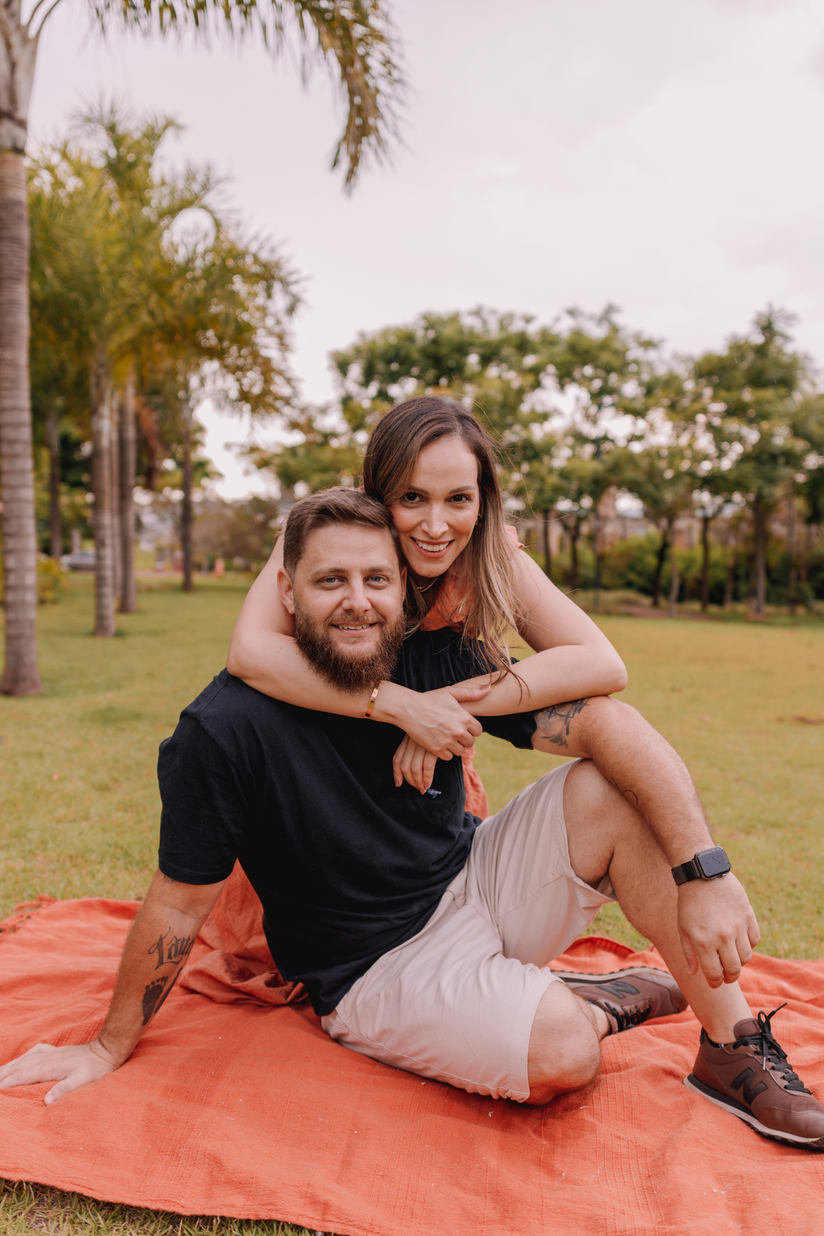 ensaio de família externo final de tarde local arborizado com dois filhos