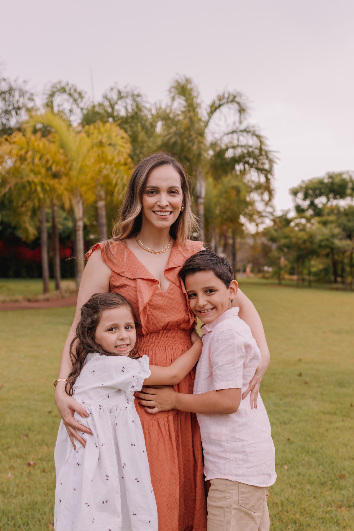 ensaio de família externo final de tarde local arborizado com dois filhos