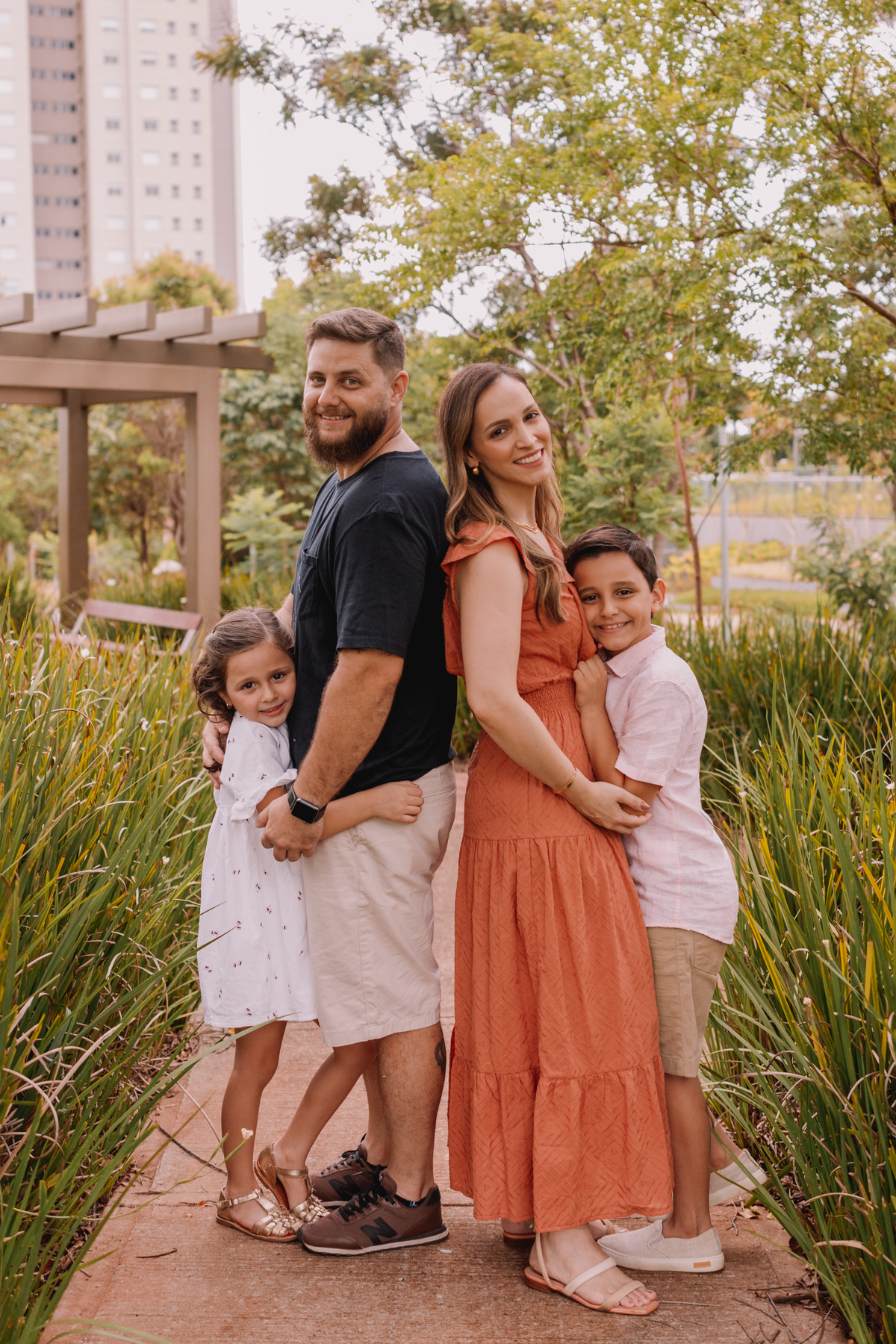 ensaio de família externo final de tarde local arborizado com dois filhos
