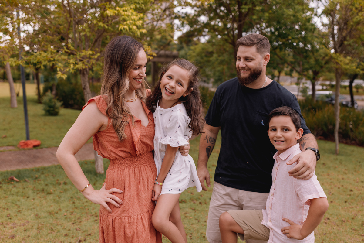 ensaio de família externo final de tarde local arborizado com dois filhos