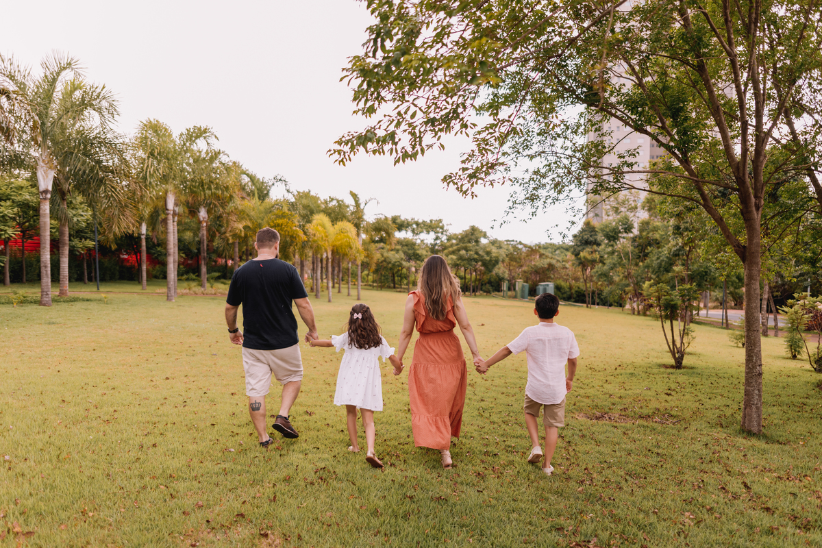 ensaio de família externo final de tarde local arborizado com dois filhos
