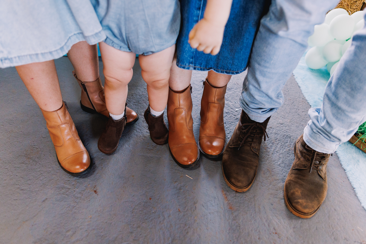 festa de 1 ano de menino tema fazendinha do bita criança de botina 