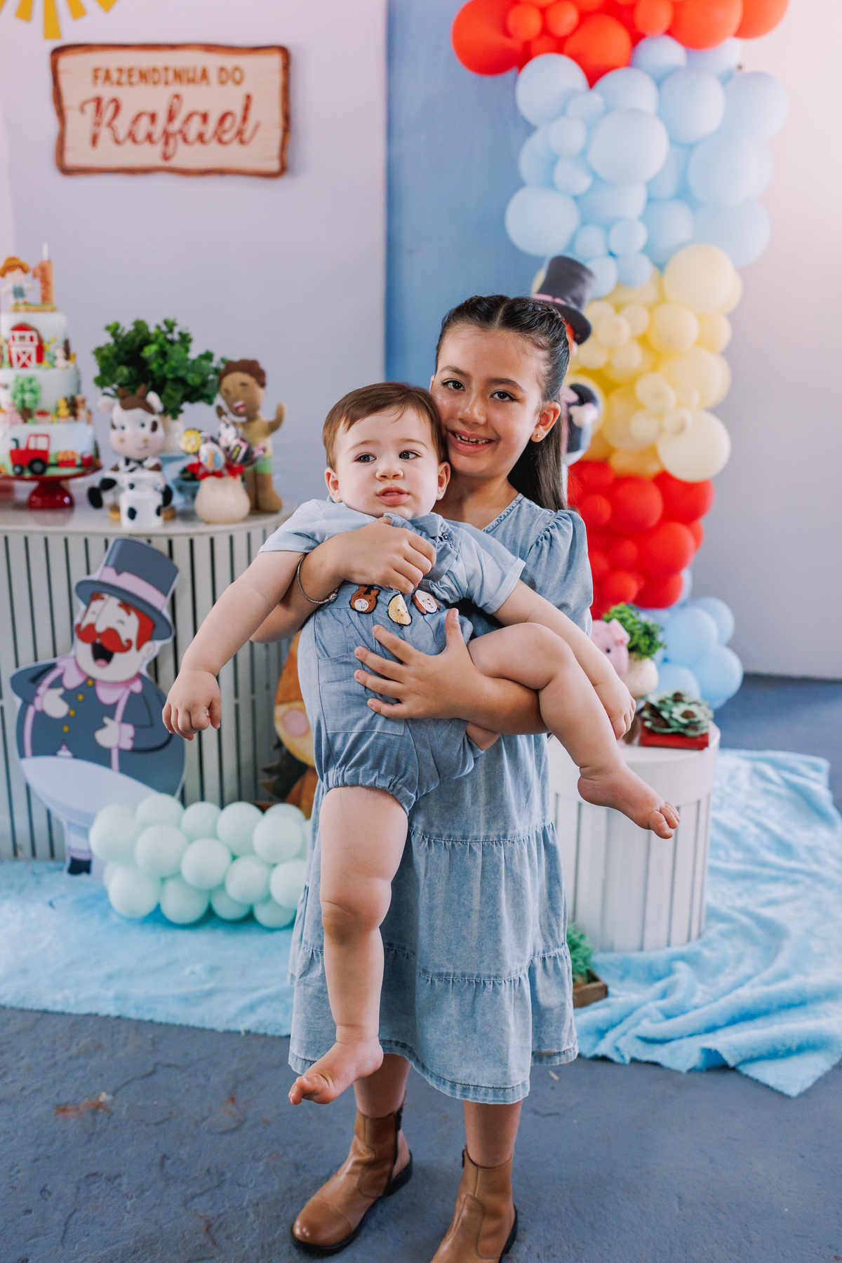 festa de 1 ano de menino tema fazendinha do bita criança de botina 
