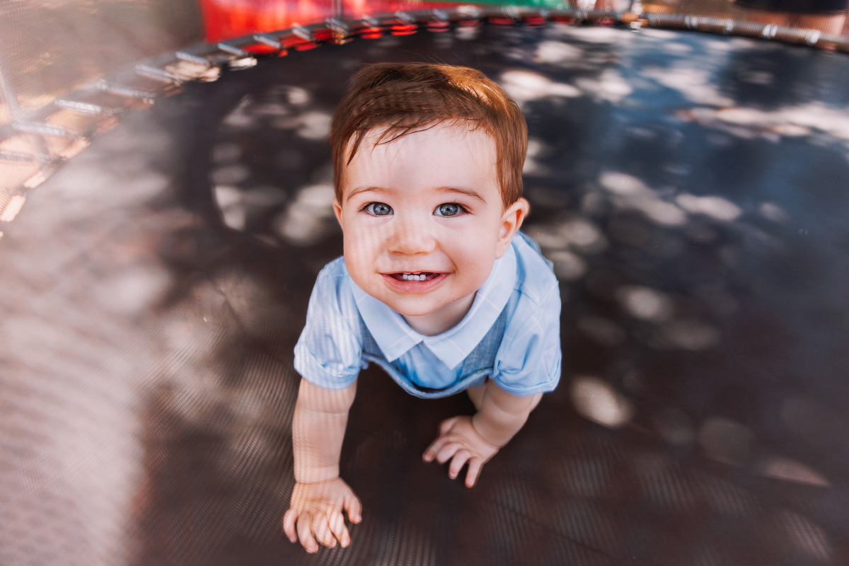 festa de 1 ano de menino tema fazendinha do bita criança de botina 