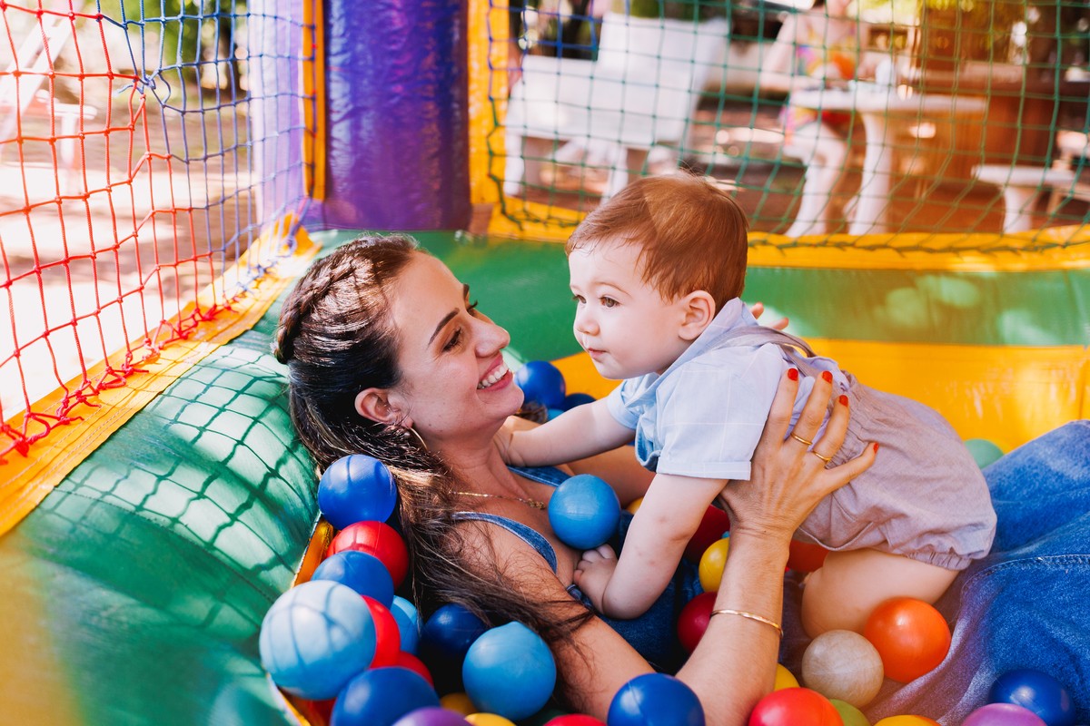 festa de 1 ano de menino tema fazendinha do bita criança de botina 
