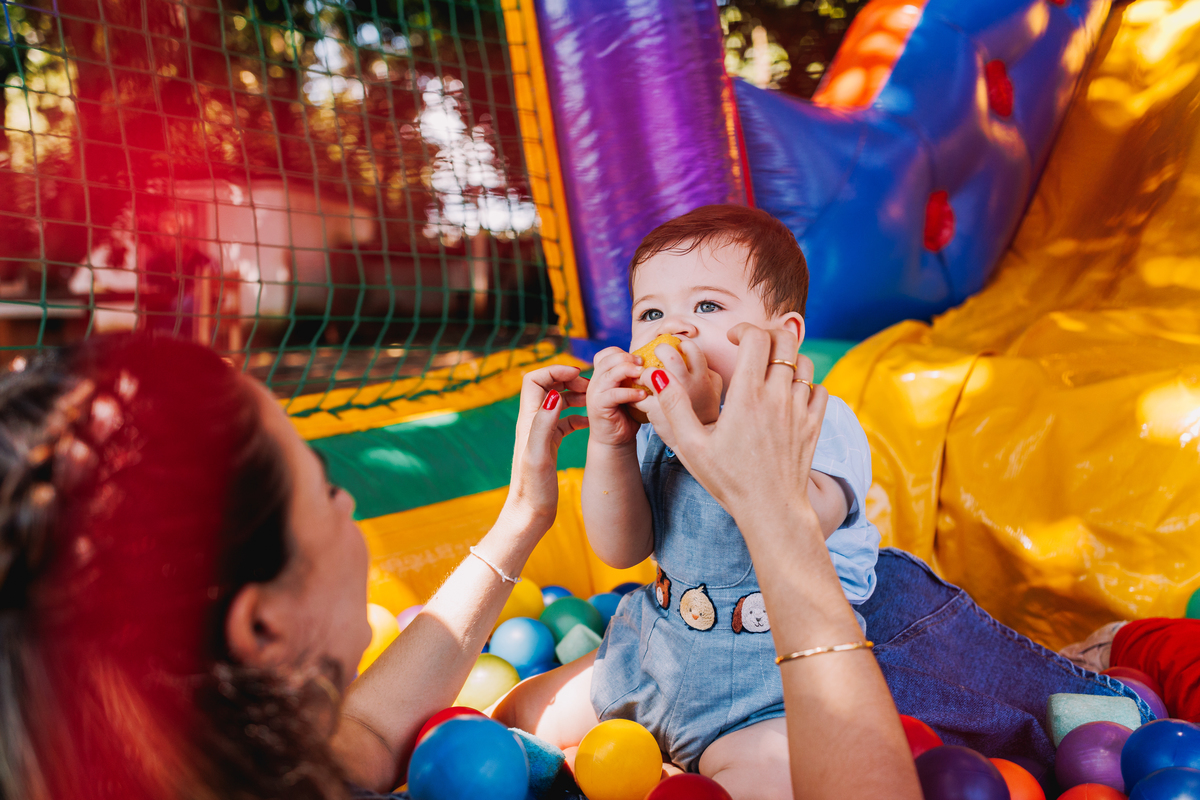 festa de 1 ano de menino tema fazendinha do bita criança de botina 