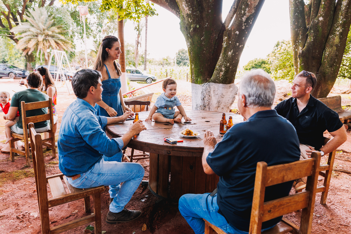 festa de 1 ano de menino tema fazendinha do bita criança de botina 
