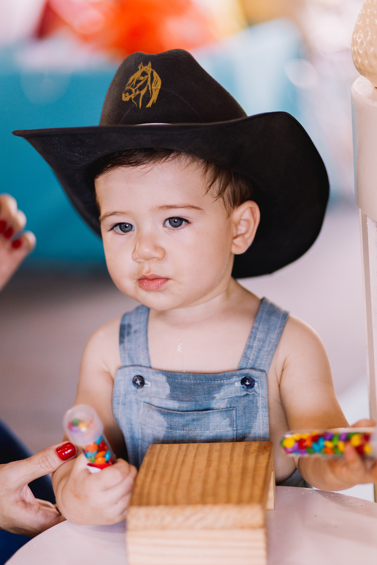 festa de 1 ano de menino tema fazendinha do bita criança de botina 