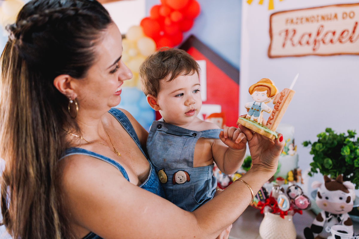 festa de 1 ano de menino tema fazendinha do bita criança de botina 