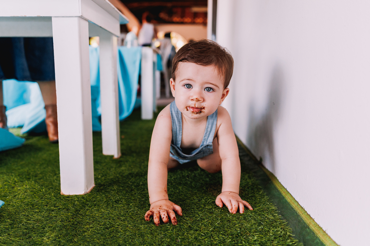 festa de 1 ano de menino tema fazendinha do bita criança de botina 