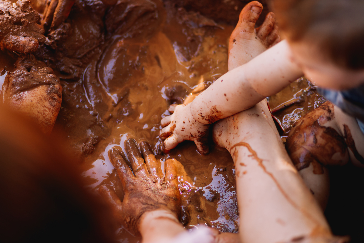 festa de 1 ano de menino tema fazendinha do bita criança de botina brincando na terra