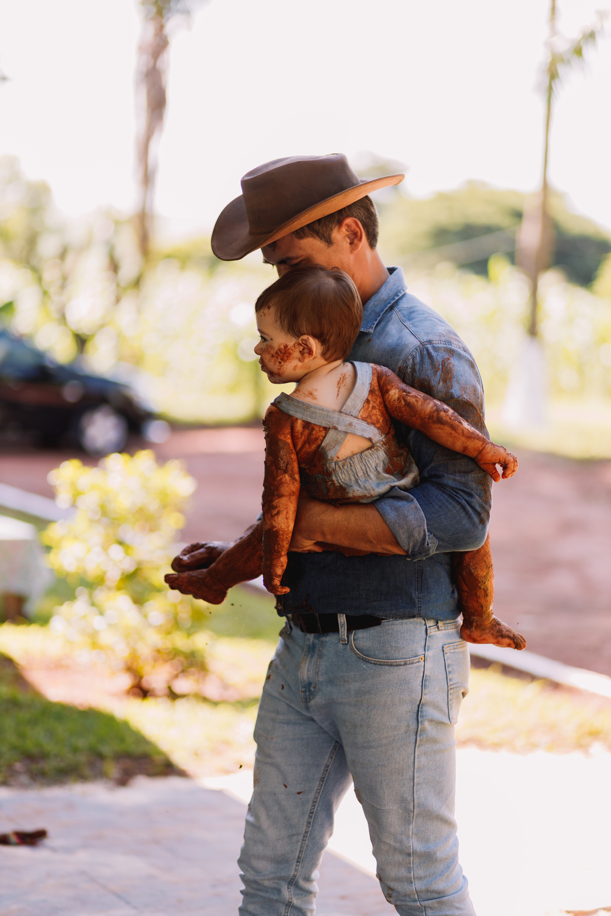 festa de 1 ano de menino tema fazendinha do bita criança de botina brincando na terra