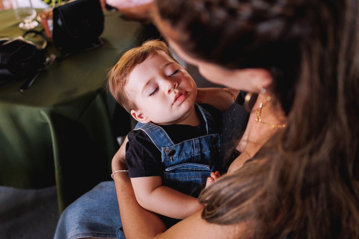 festa de 1 ano de menino tema fazendinha do bita criança de botina 