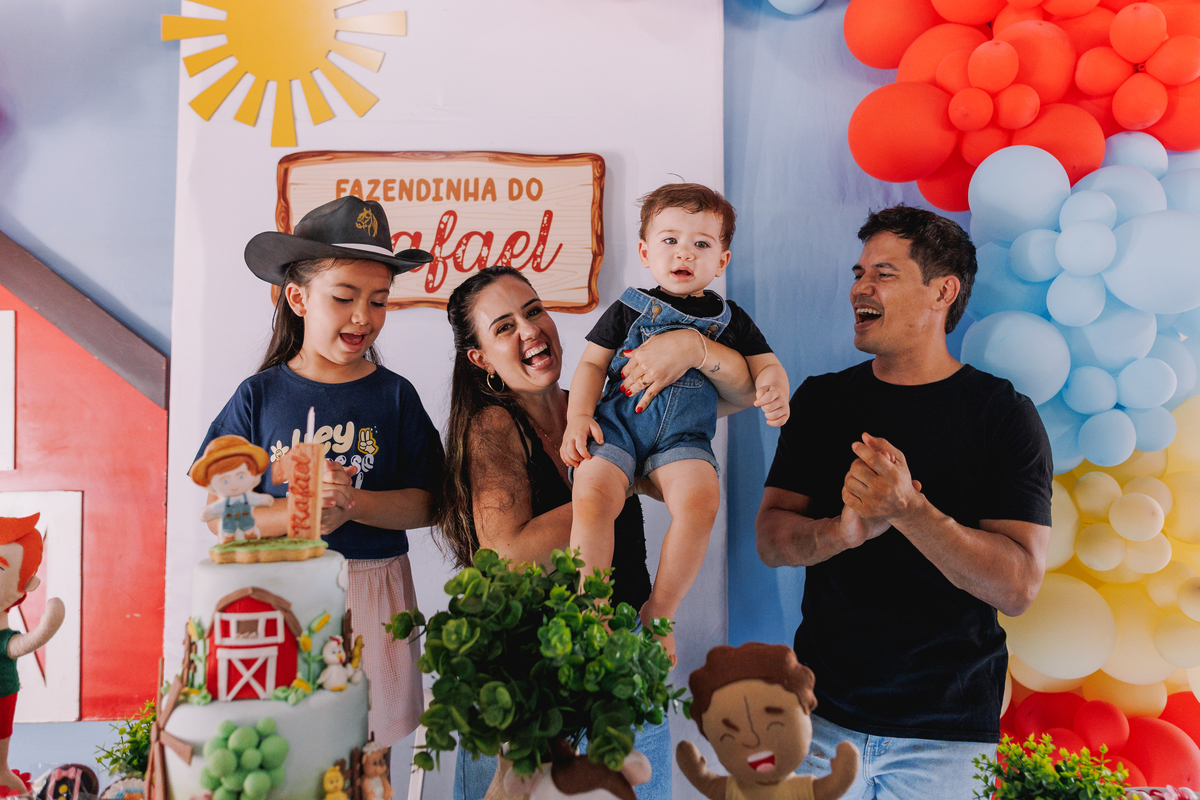 festa de 1 ano de menino tema fazendinha do bita criança de botina 