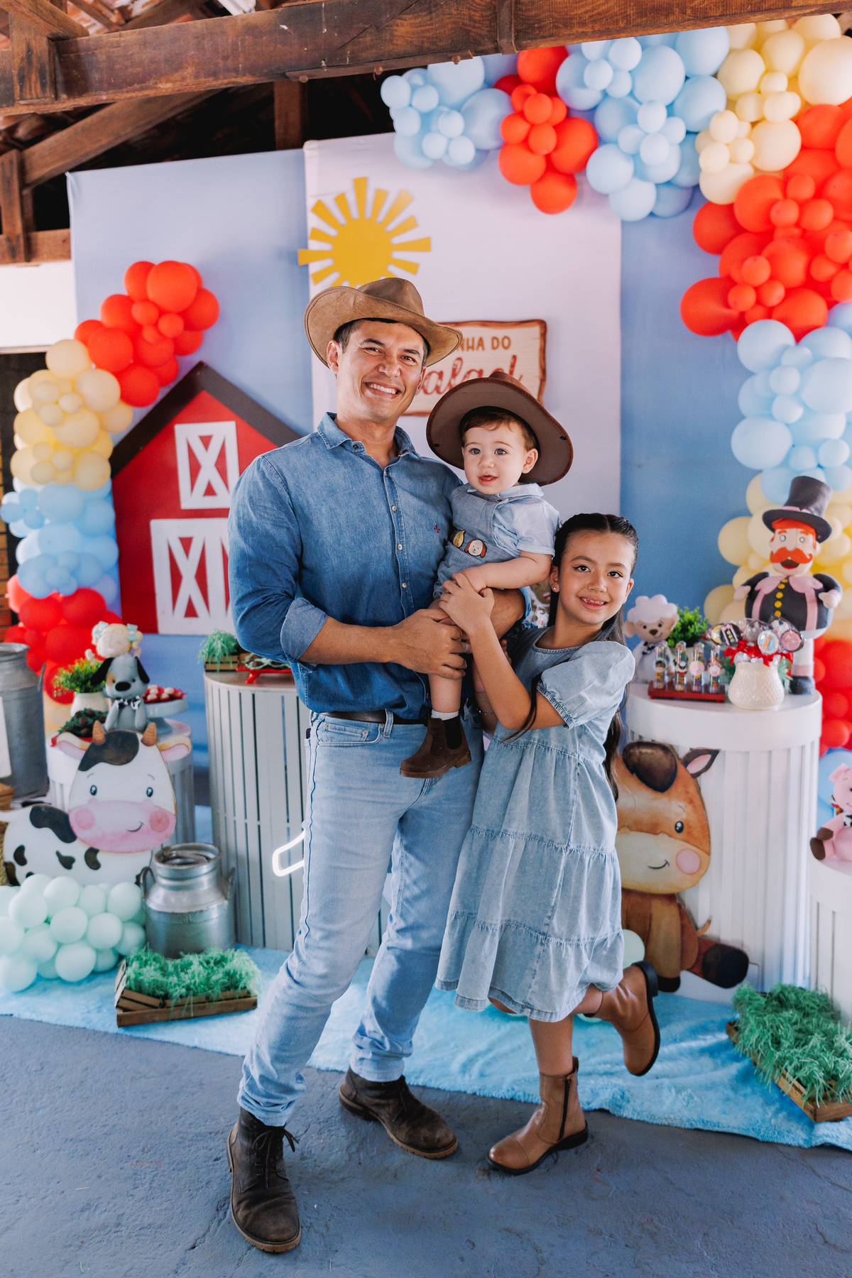 festa de 1 ano de menino tema fazendinha do bita criança de botina 