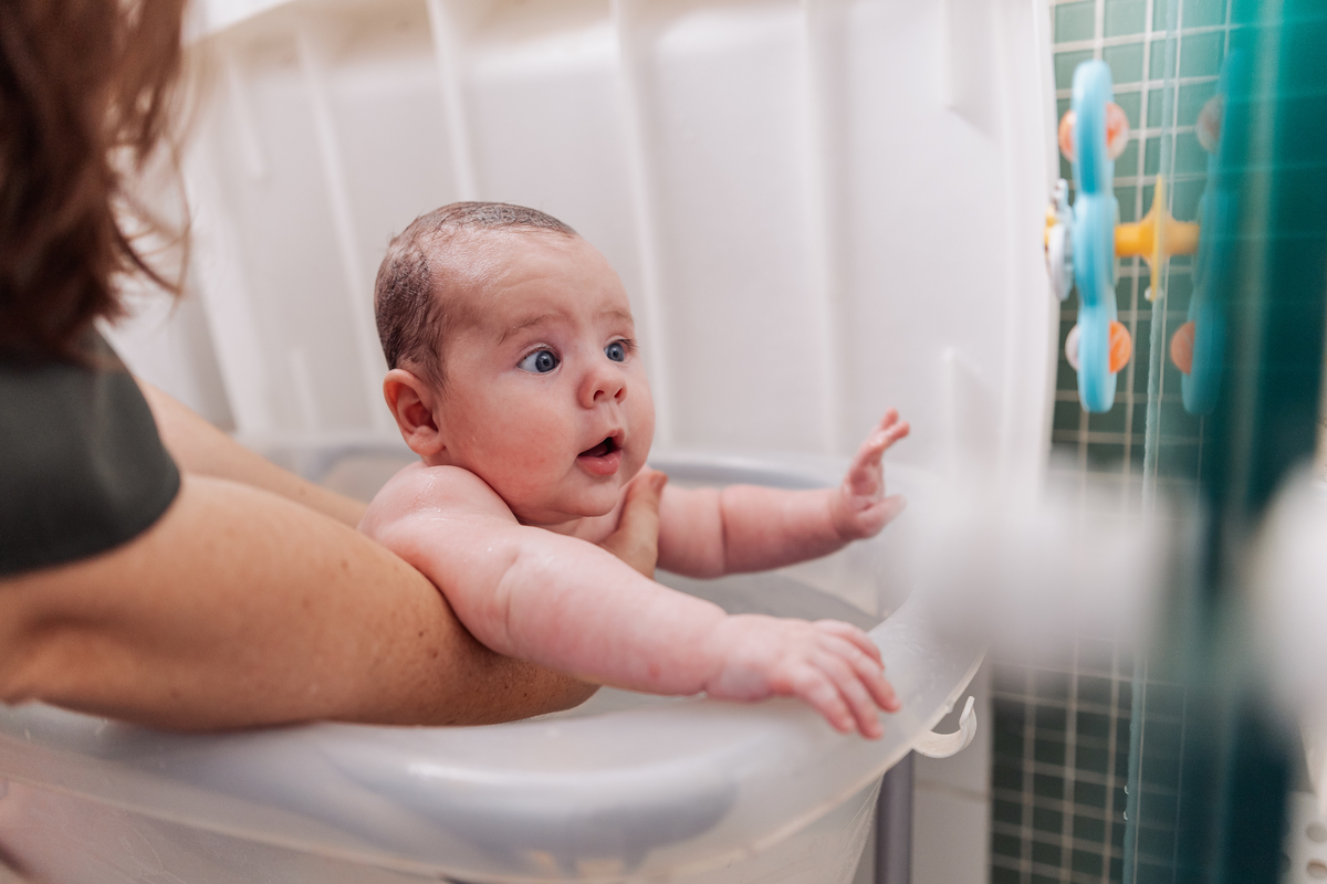 ensaio de bebê em casa no estilo lifestyle acompanhamento no quartinho com pet 