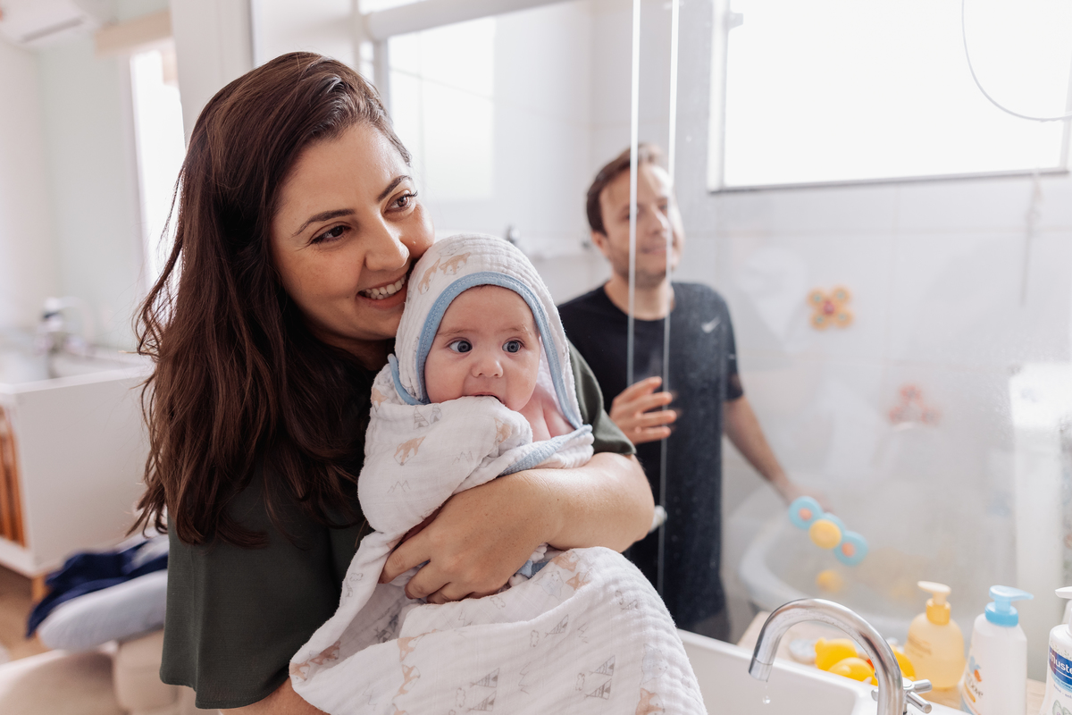 ensaio de bebê em casa no estilo lifestyle acompanhamento no quartinho com pet 