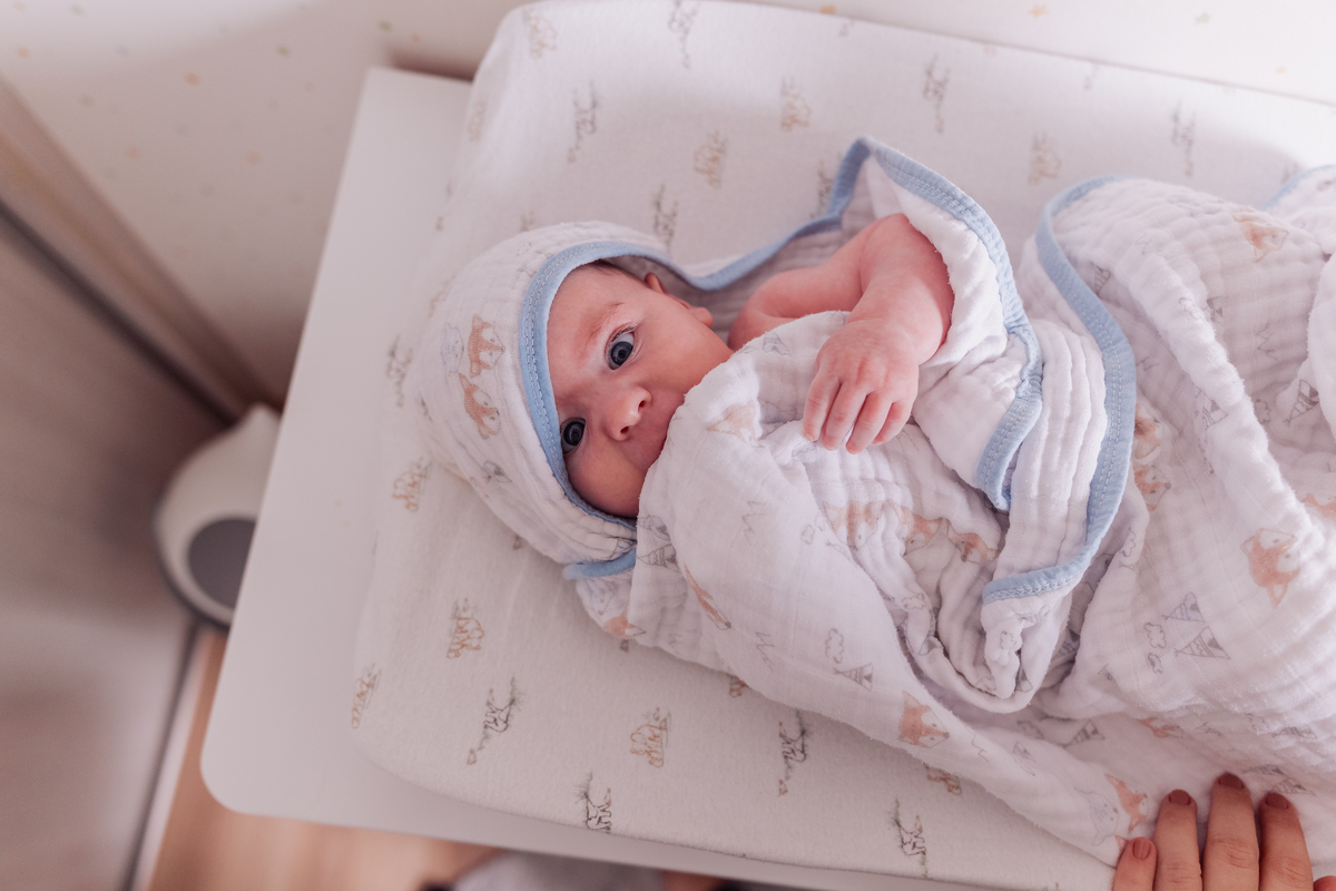 ensaio de bebê em casa no estilo lifestyle acompanhamento no quartinho com pet 