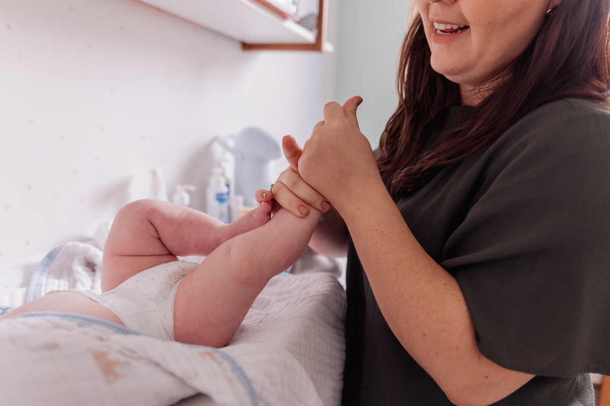 ensaio de bebê em casa no estilo lifestyle acompanhamento no quartinho com pet 