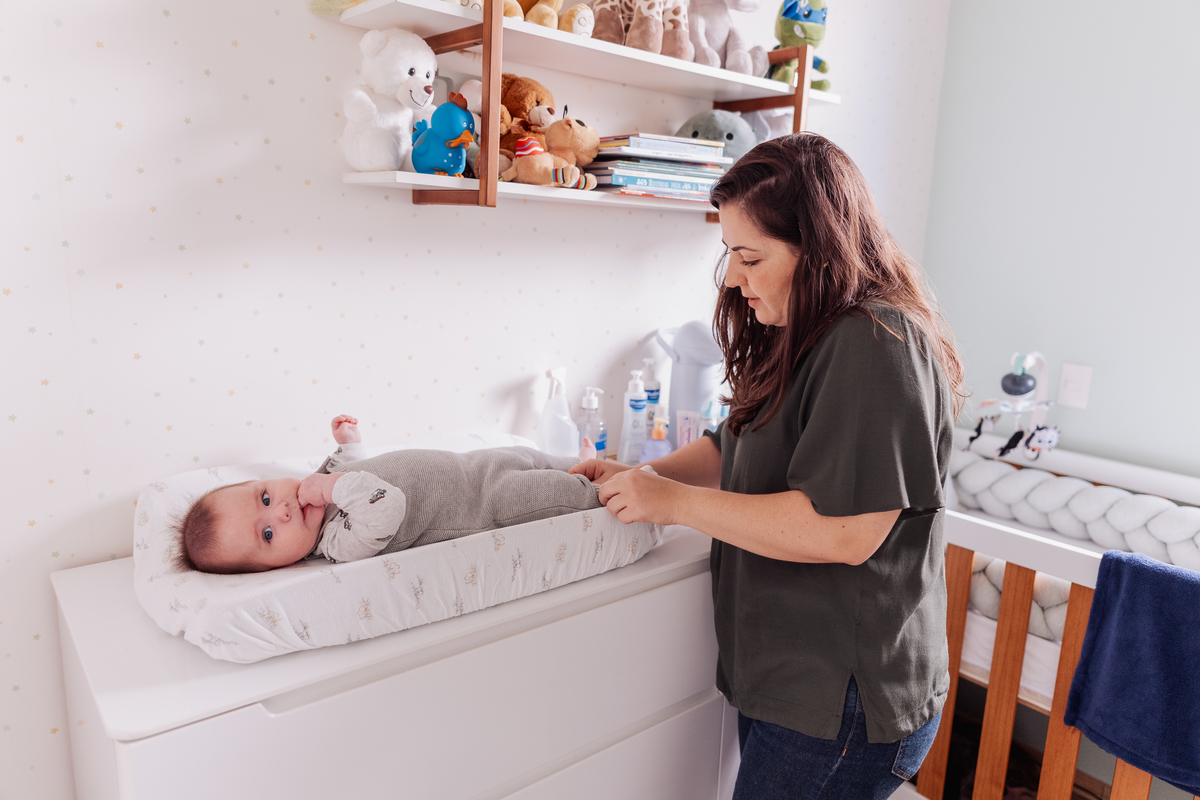 ensaio de bebê em casa no estilo lifestyle acompanhamento no quartinho com pet 