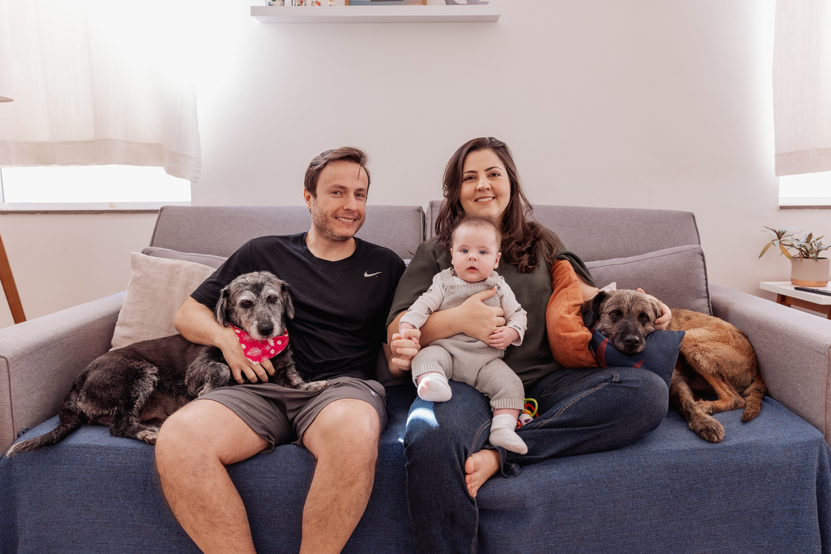 ensaio de bebê em casa no estilo lifestyle acompanhamento no quartinho com pet 