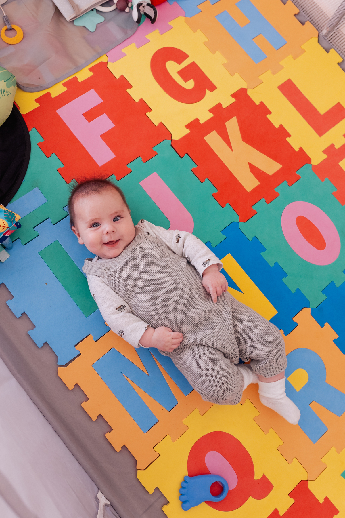 ensaio de bebê em casa no estilo lifestyle acompanhamento no quartinho com pet 