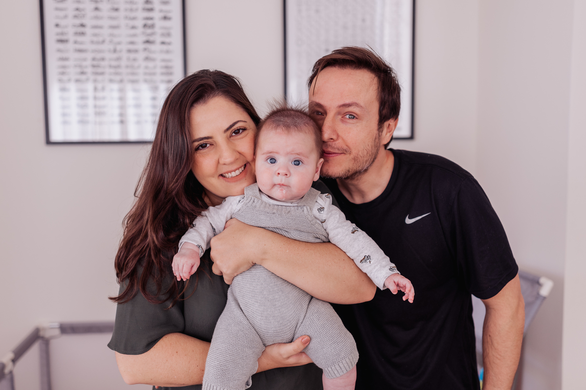 ensaio de bebê em casa no estilo lifestyle acompanhamento no quartinho com pet 