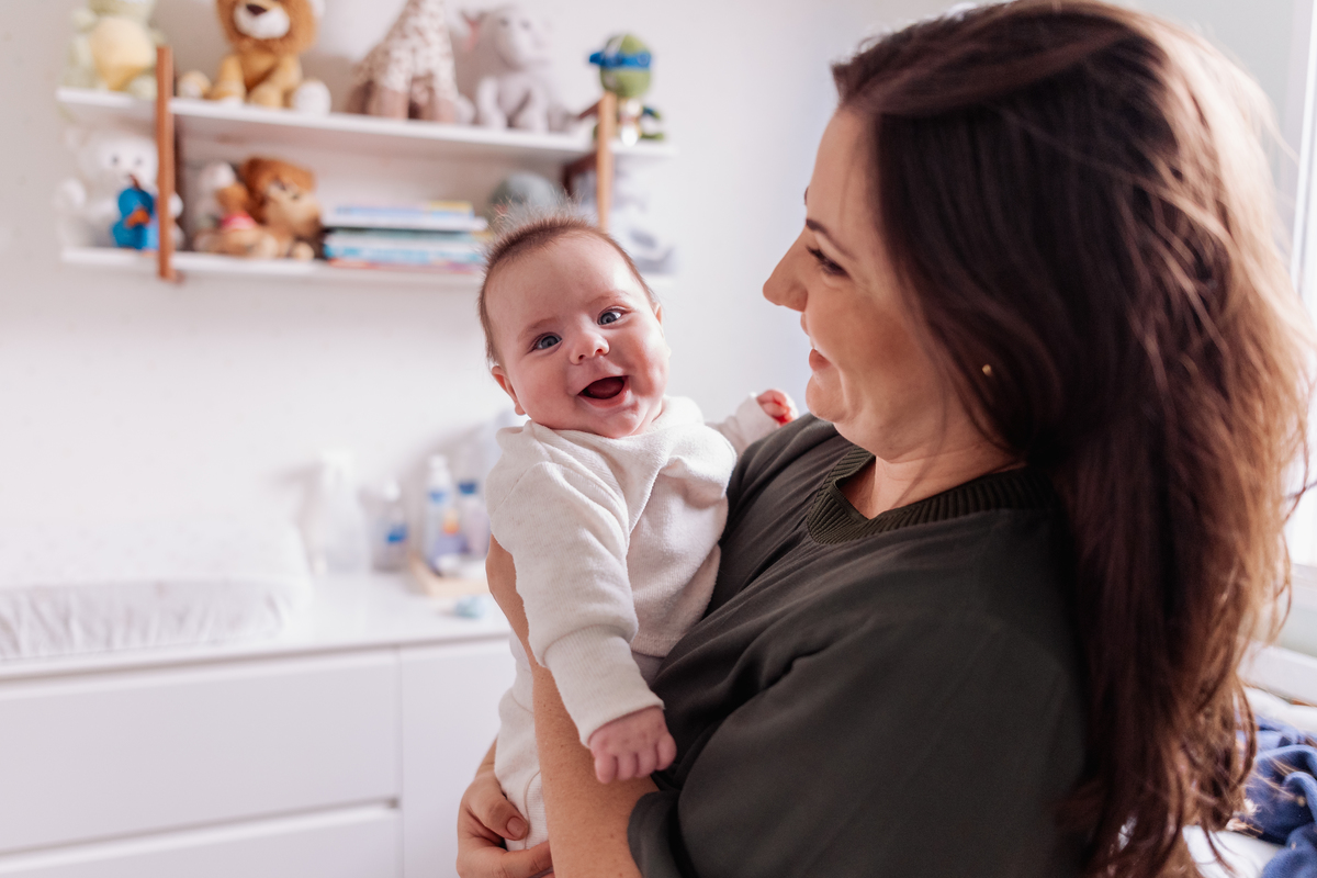 ensaio de bebê em casa no estilo lifestyle acompanhamento no quartinho com pet 