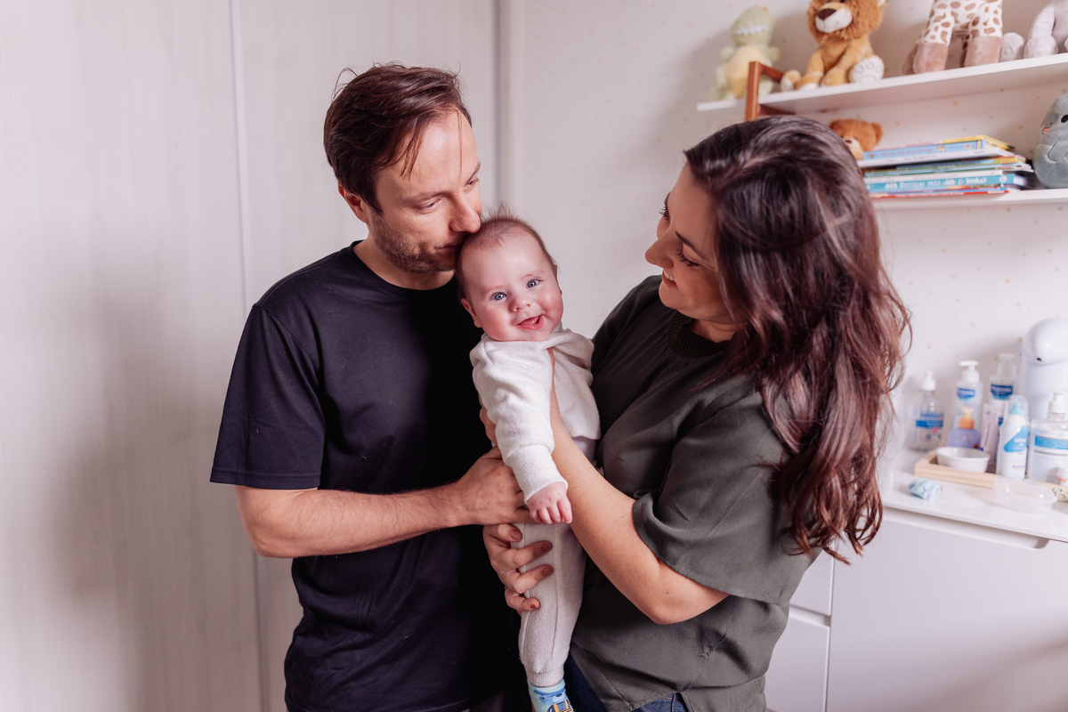 ensaio de bebê em casa no estilo lifestyle acompanhamento no quartinho com pet 