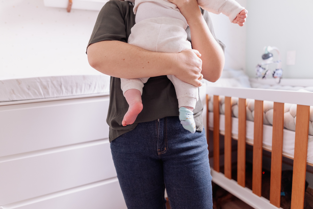 ensaio de bebê em casa no estilo lifestyle acompanhamento no quartinho com pet 