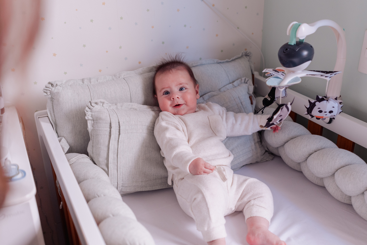 ensaio de bebê em casa no estilo lifestyle acompanhamento no quartinho com pet 