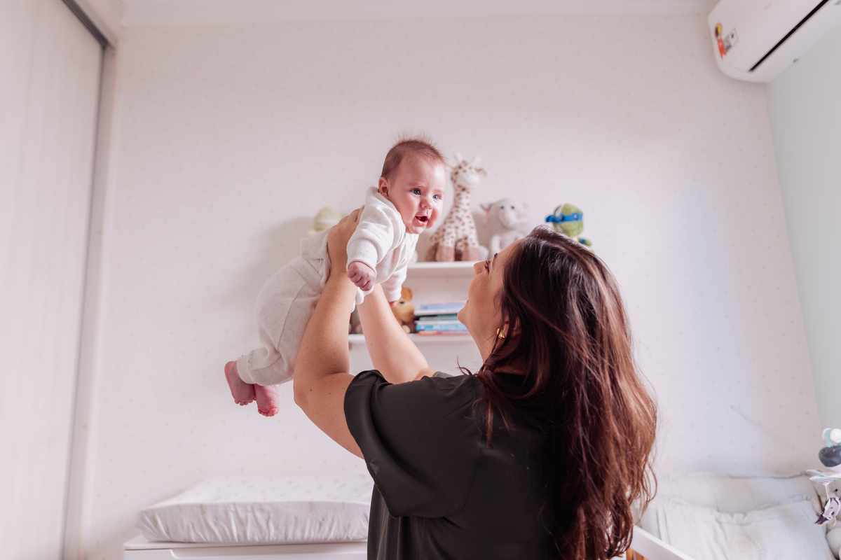 ensaio de bebê em casa no estilo lifestyle acompanhamento no quartinho com pet 
