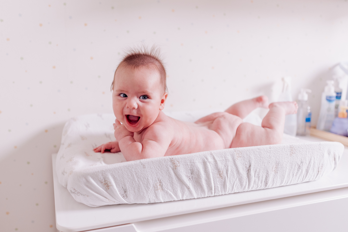 ensaio de bebê em casa no estilo lifestyle acompanhamento no quartinho com pet 