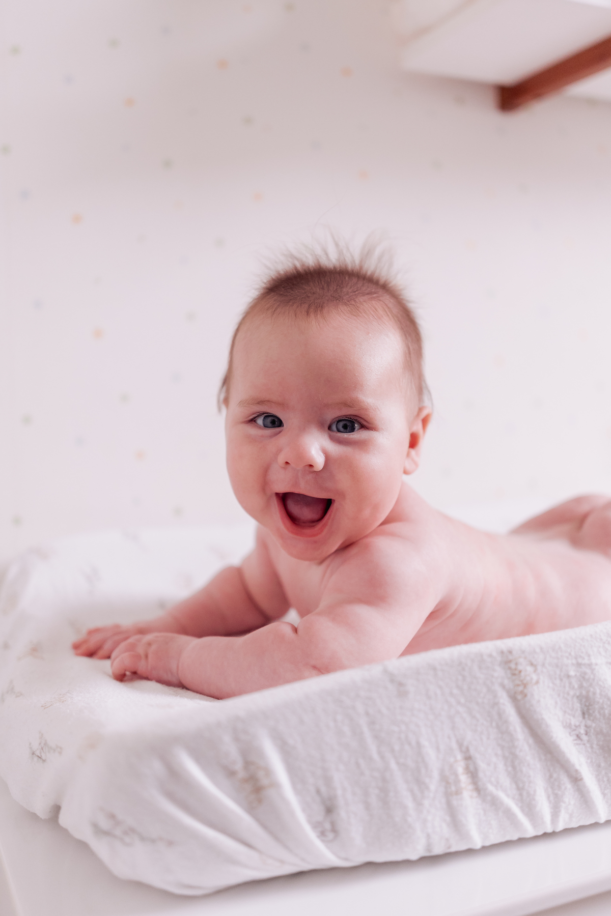 ensaio de bebê em casa no estilo lifestyle acompanhamento no quartinho com pet 