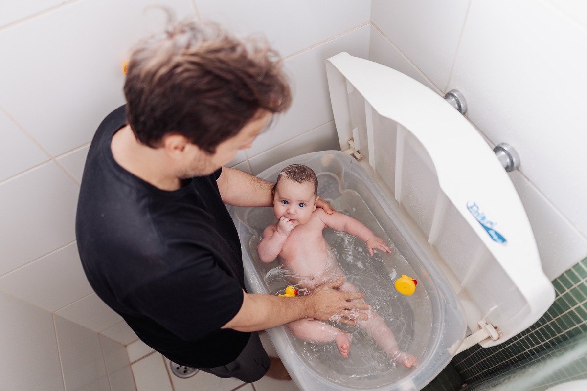 ensaio de bebê em casa no estilo lifestyle acompanhamento no quartinho com pet 