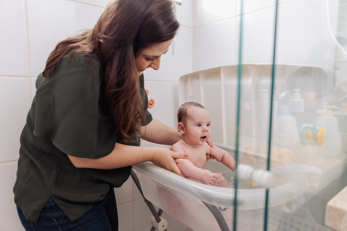 ensaio de bebê em casa no estilo lifestyle acompanhamento no quartinho com pet 
