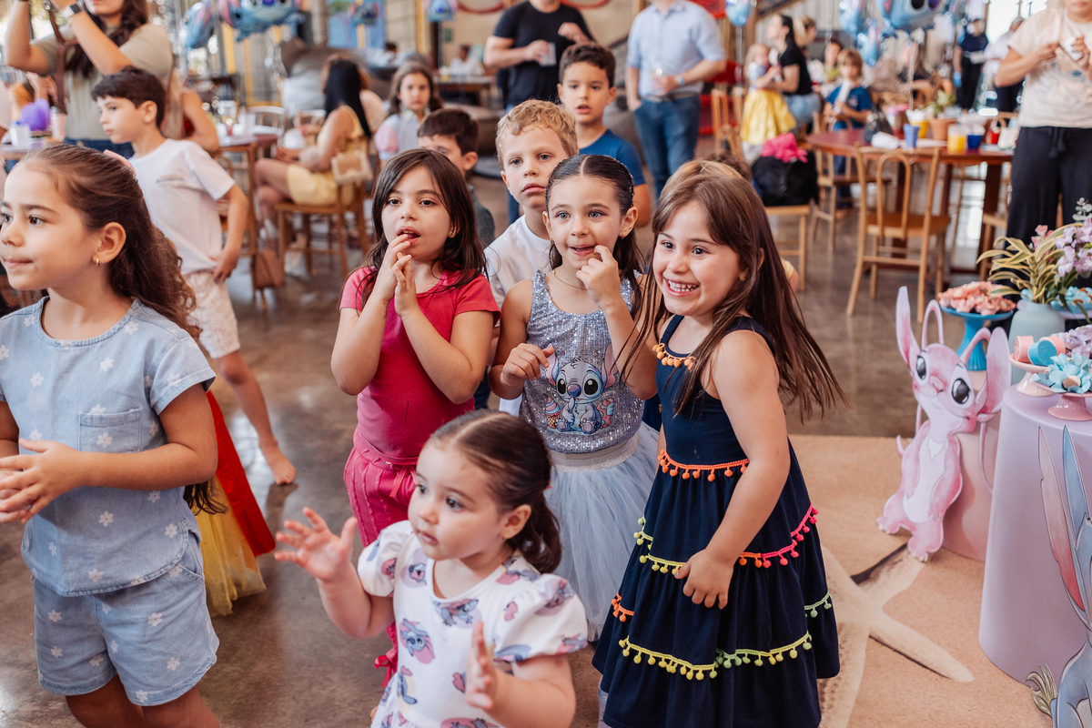 festa infantil de menina decoração tema Lilo e Stitch espaço carambola ribeirão preto personagens leonardo rodrigues