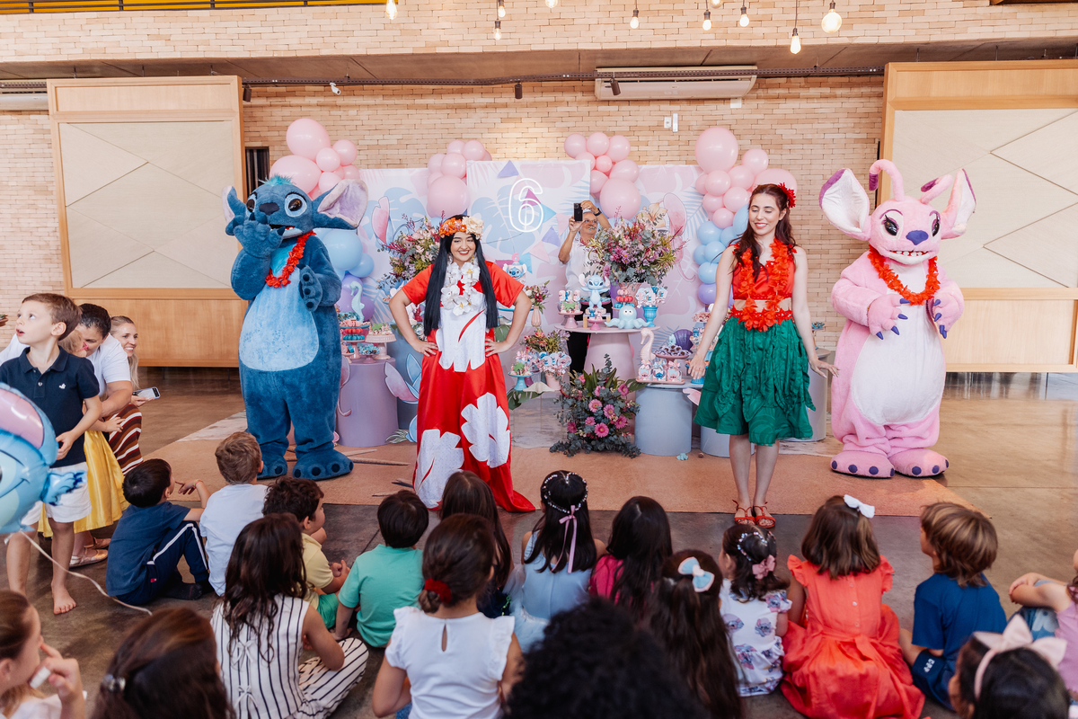 festa infantil de menina decoração tema Lilo e Stitch espaço carambola ribeirão preto personagens leonardo rodrigues