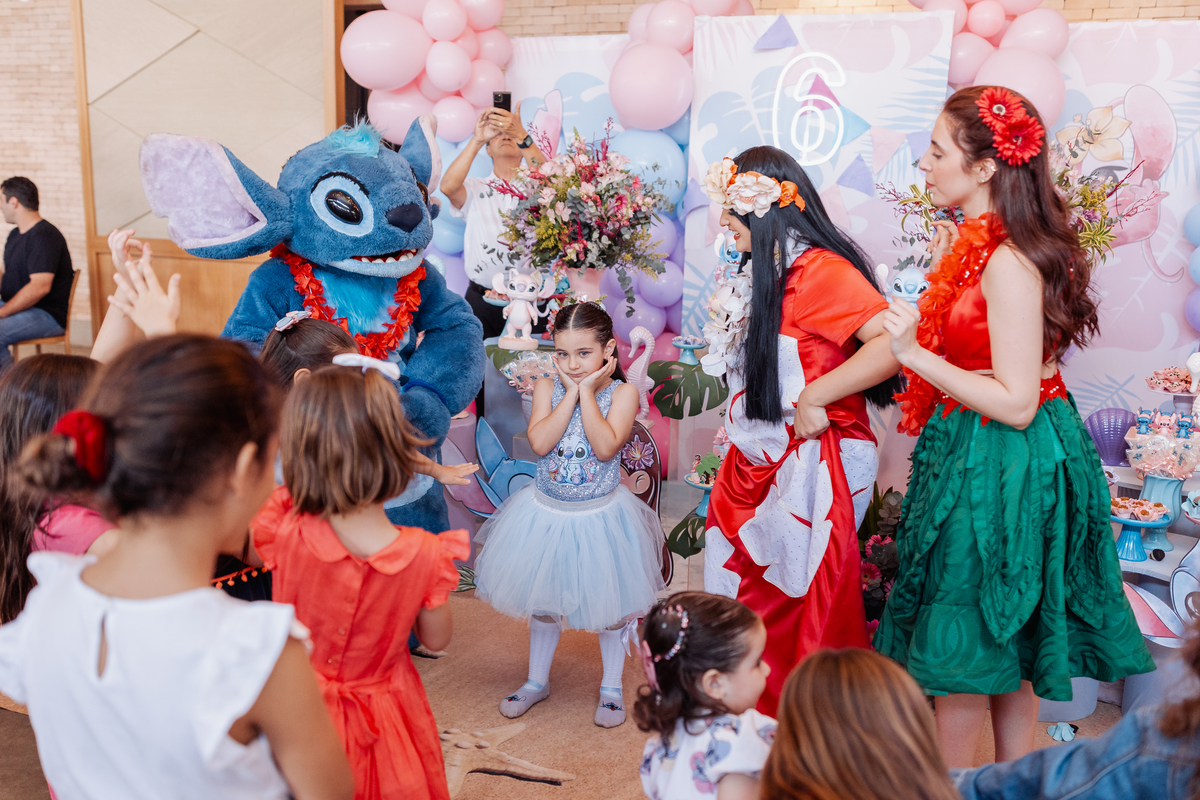 festa infantil de menina decoração tema Lilo e Stitch espaço carambola ribeirão preto personagens leonardo rodrigues