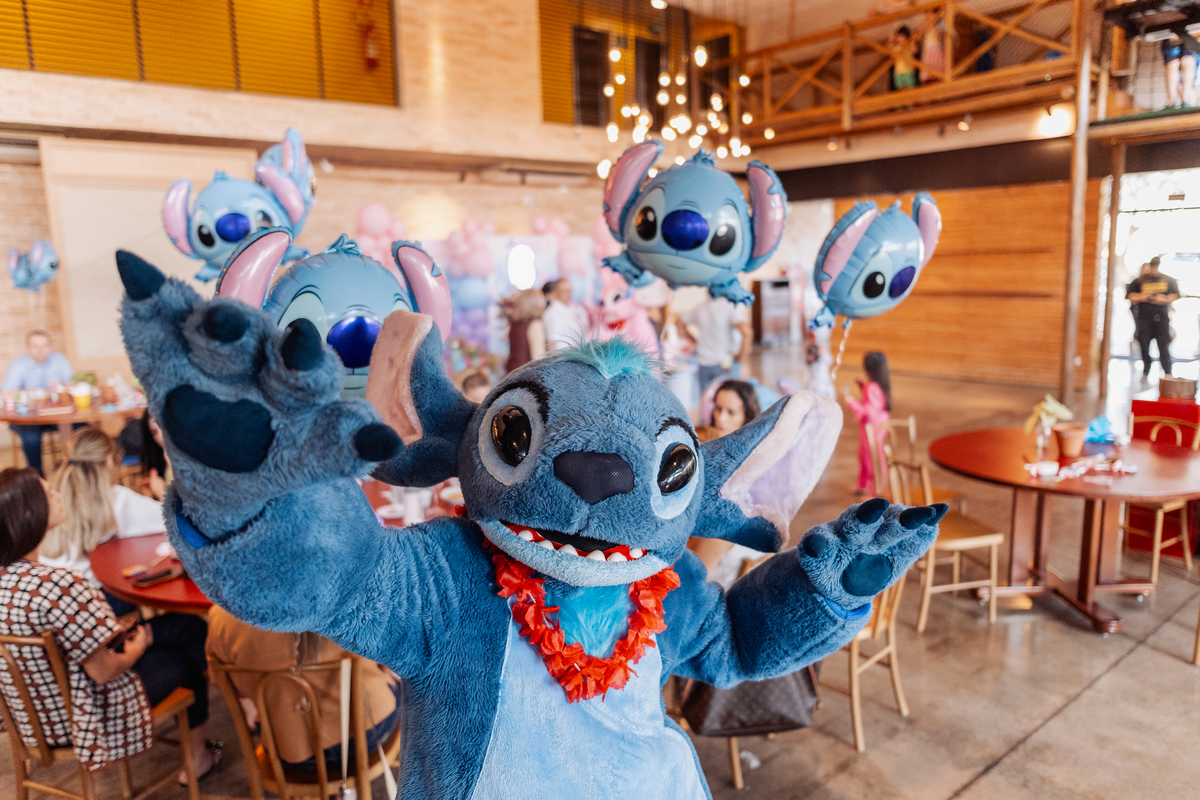 festa infantil de menina decoração tema Lilo e Stitch espaço carambola ribeirão preto personagens leonardo rodrigues