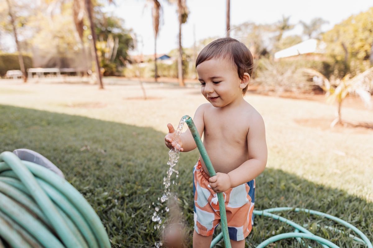 criança brincando com água 